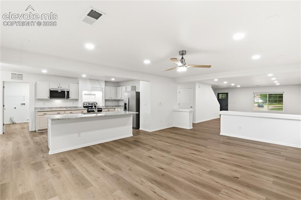 Image 10 of 40: Kitchen
