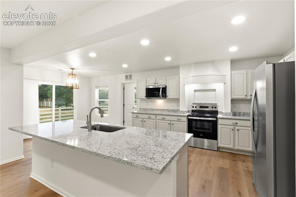 Image 12 of 40: Kitchen
