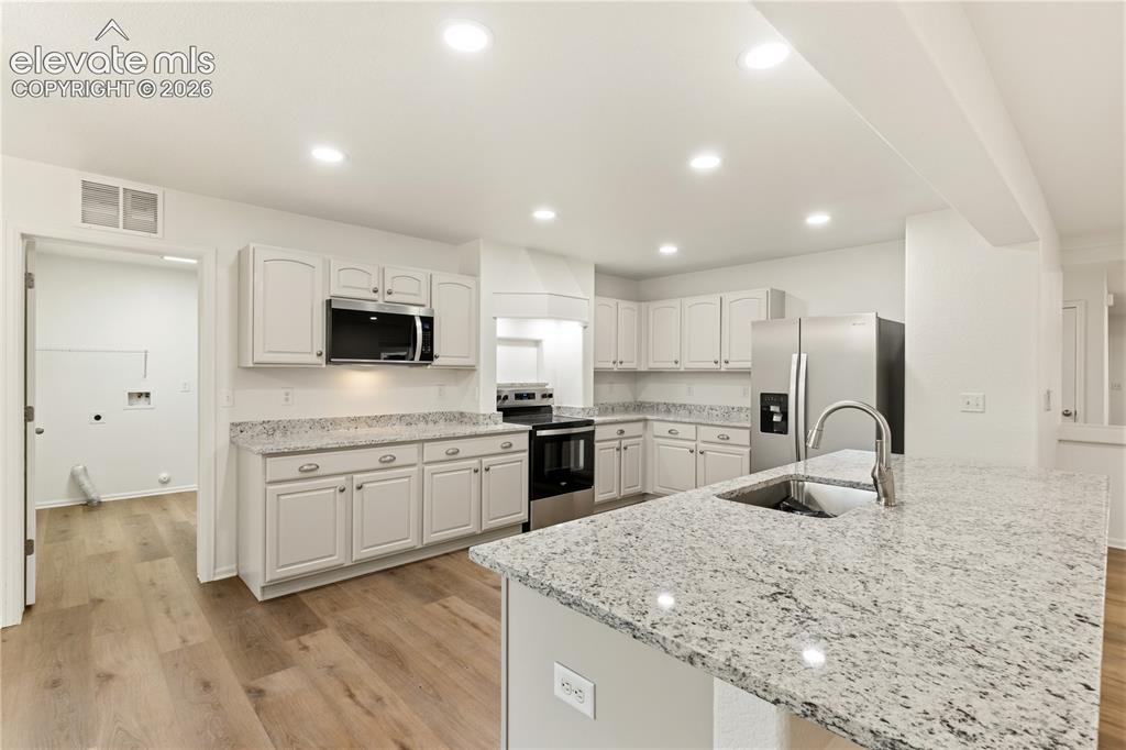 Image 13 of 40: Kitchen