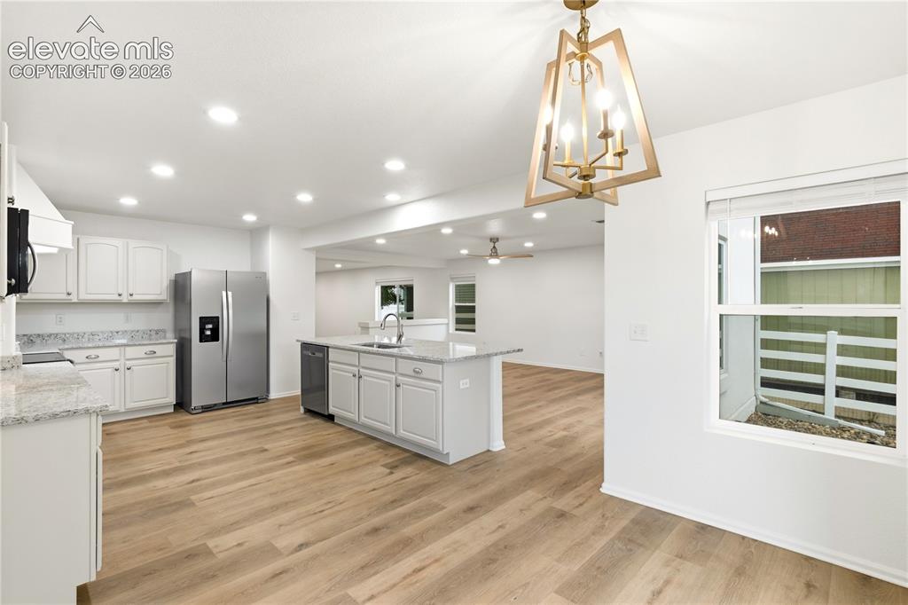 Image 15 of 40: Kitchen
