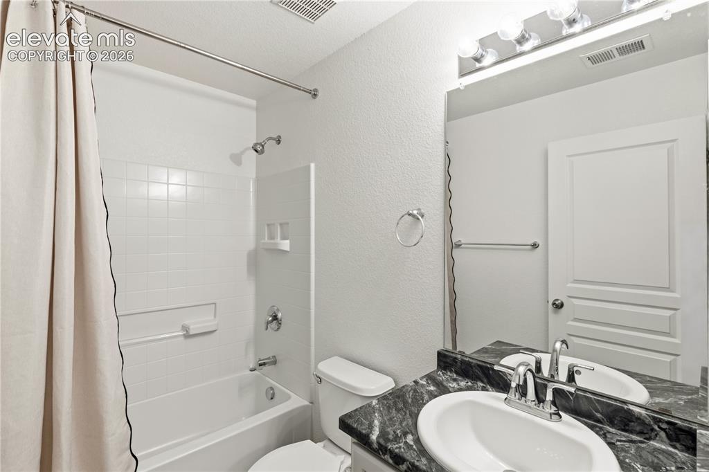 Image 33 of 40: Bathroom