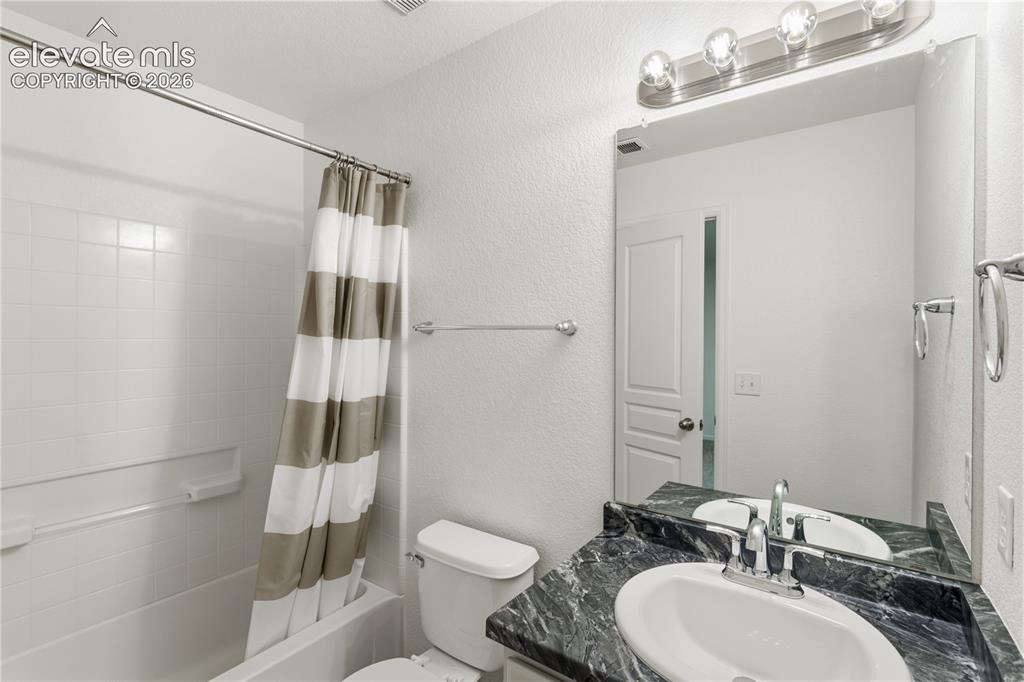 Image 34 of 40: Bathroom