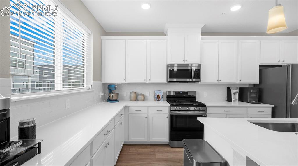 Image 15 of 42: Kitchen