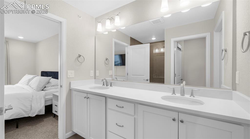 Image 22 of 42: Bathroom