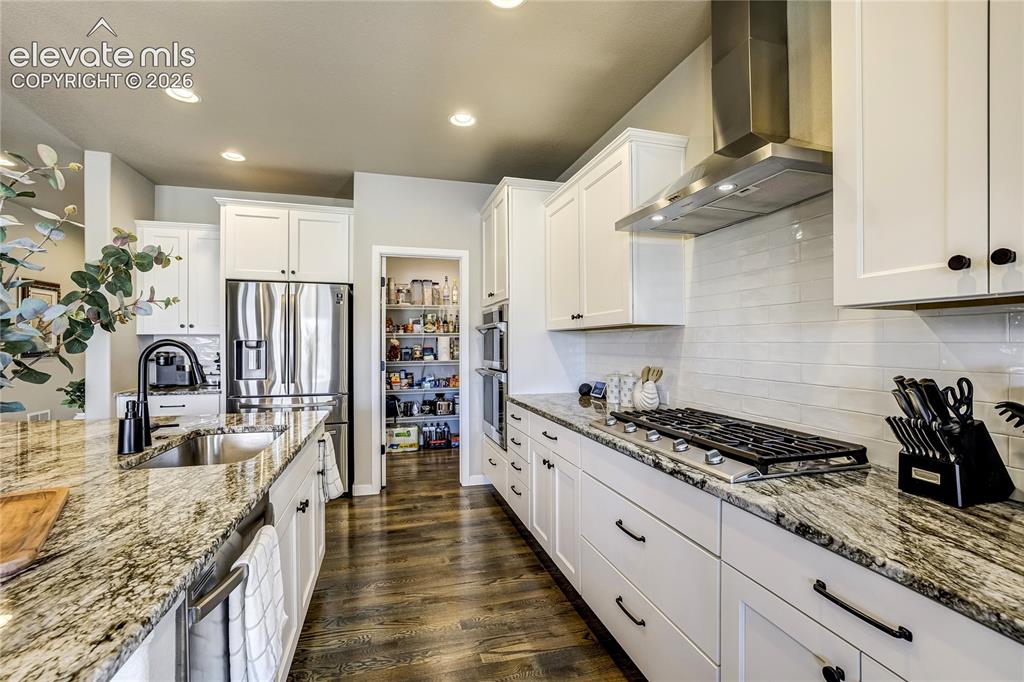 Image 13 of 50: Kitchen