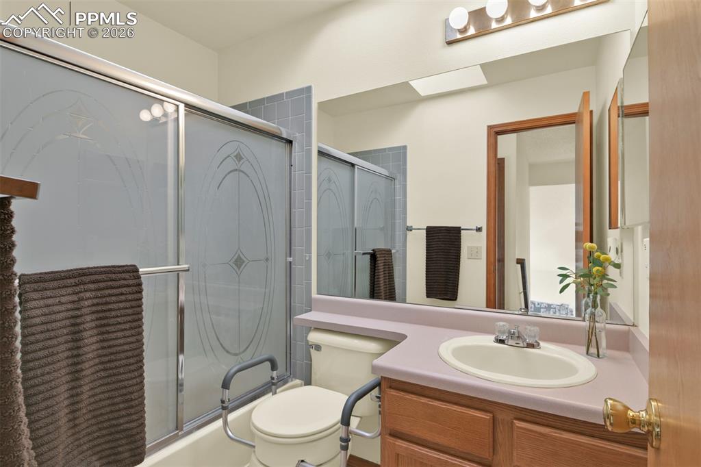 Image 24 of 38: Upstairs 2nd Full Bathroom.