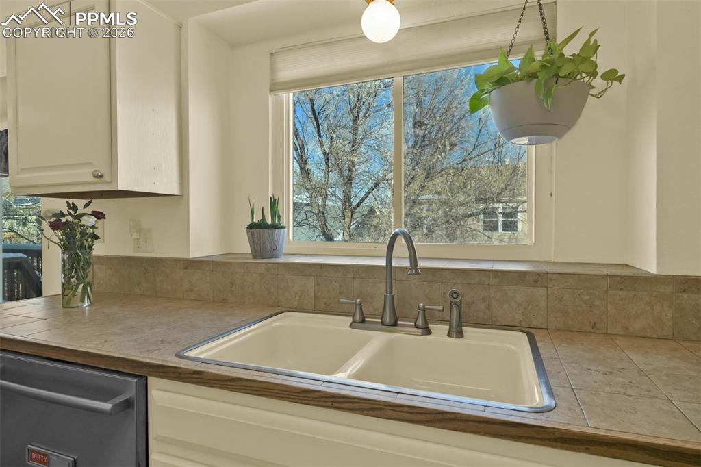 Image 8 of 38: Pleasant garden window in Kitchen