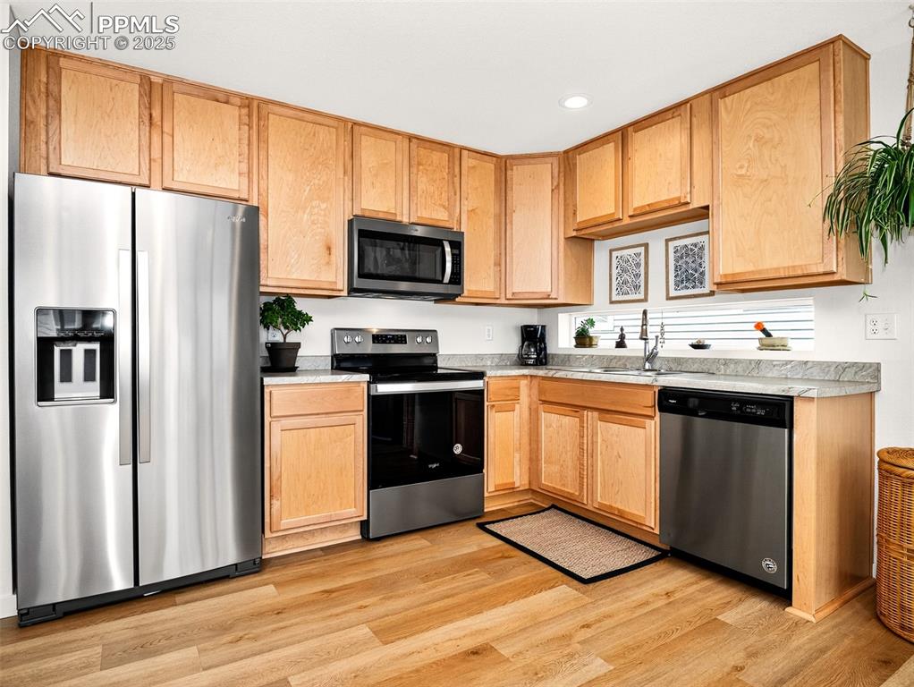 Image 10 of 23: Kitchen
