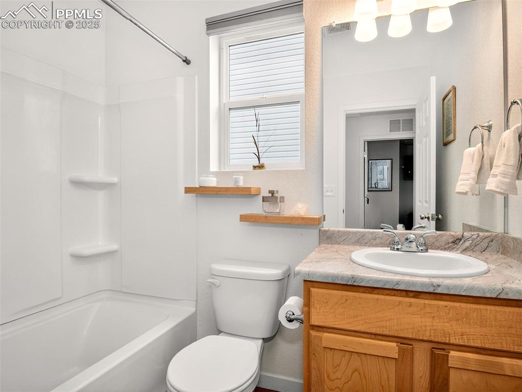 Image 11 of 23: Bathroom