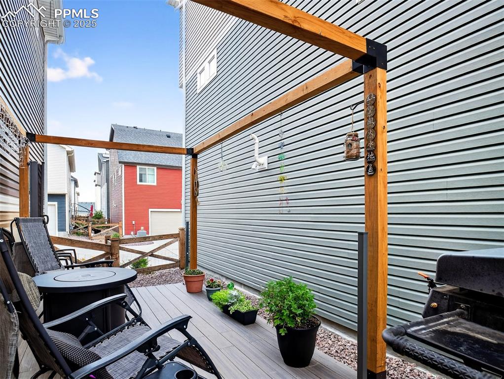 Image 19 of 23: Deck