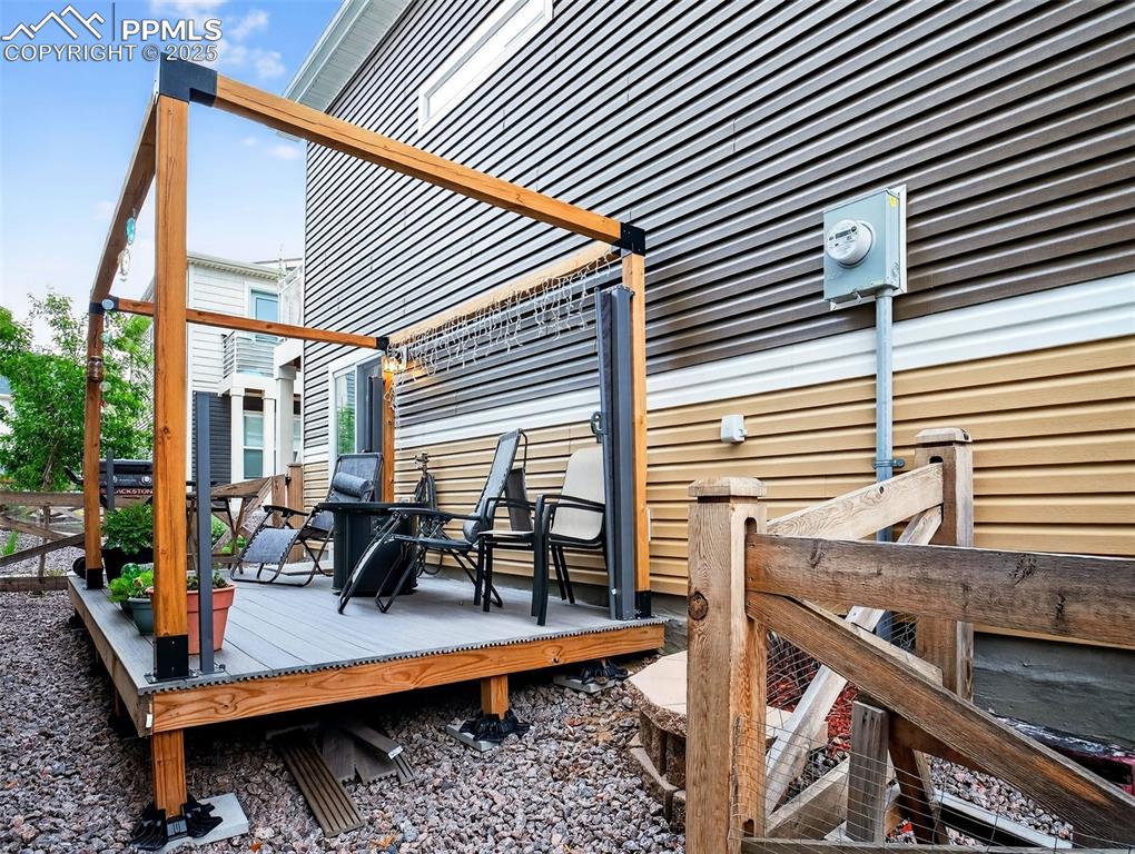 Image 20 of 23: Deck