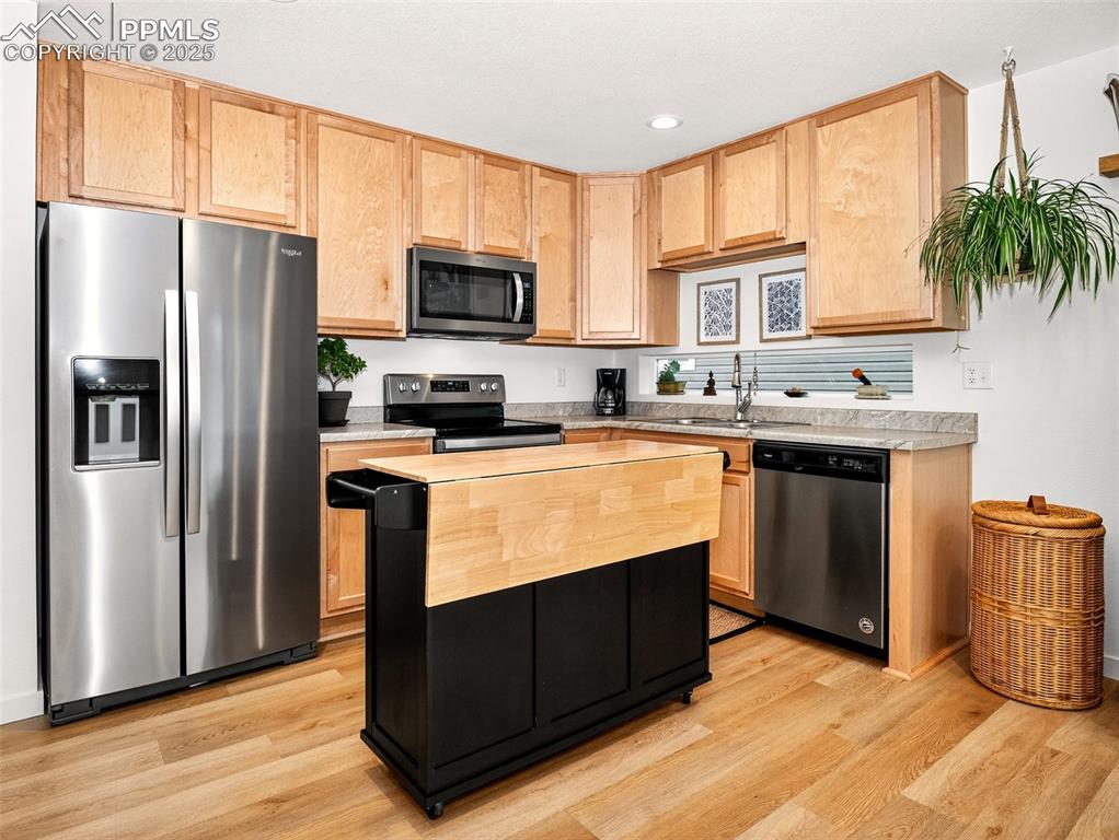 Image 8 of 23: Kitchen
