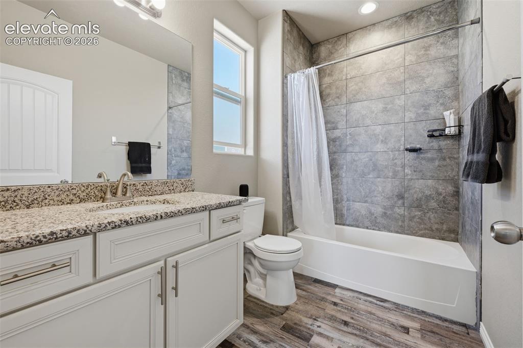 Image 23 of 43: Ensuite Full Bathroom
