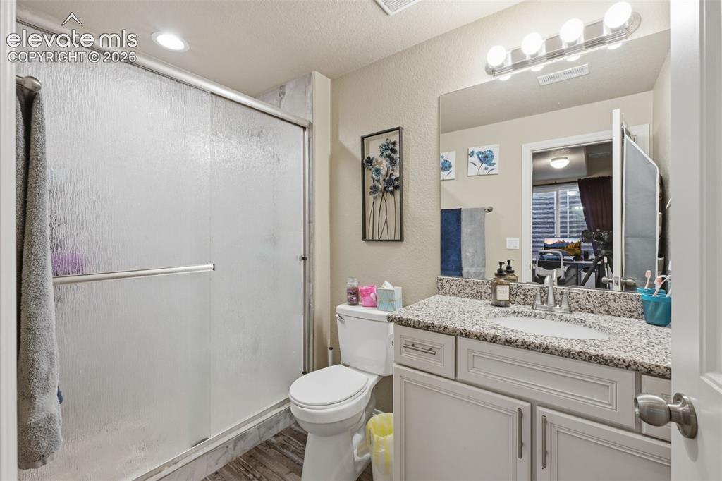 Image 32 of 43: Ensuite 3/4 Bathroom
