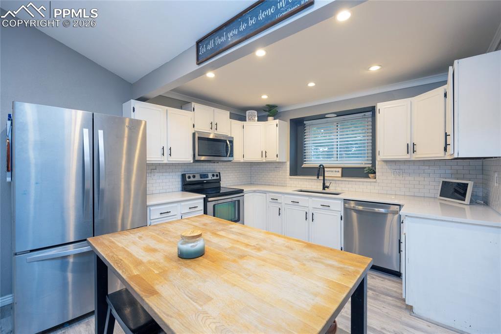 Image 10 of 40: Kitchen