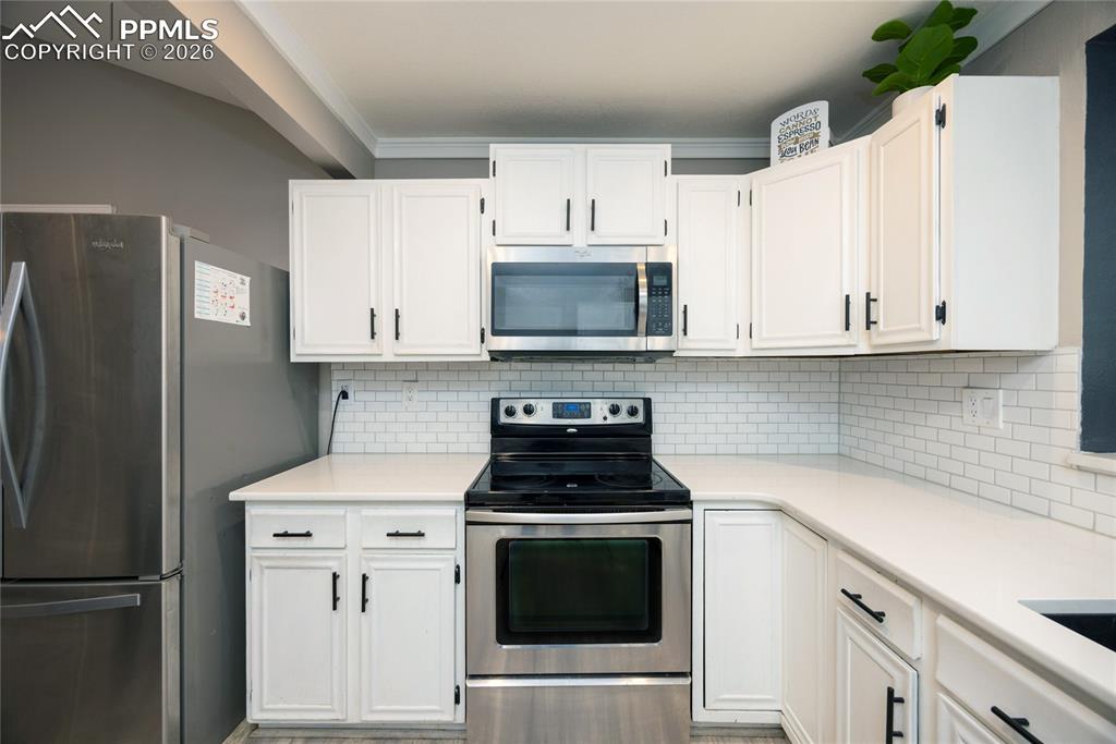 Image 11 of 40: Kitchen