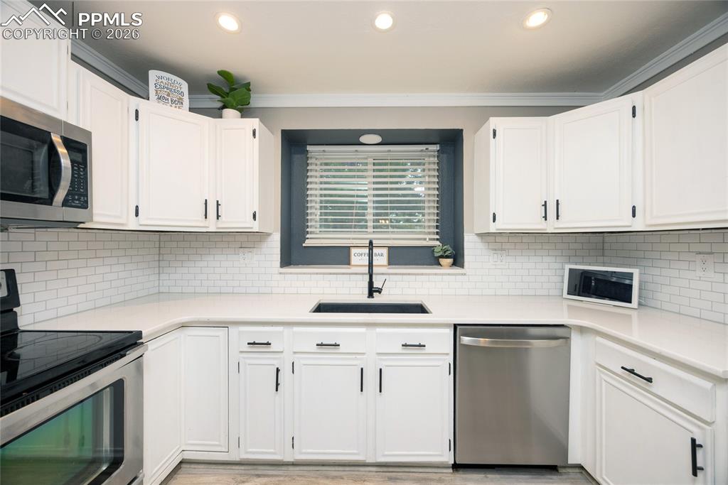 Image 12 of 40: Kitchen