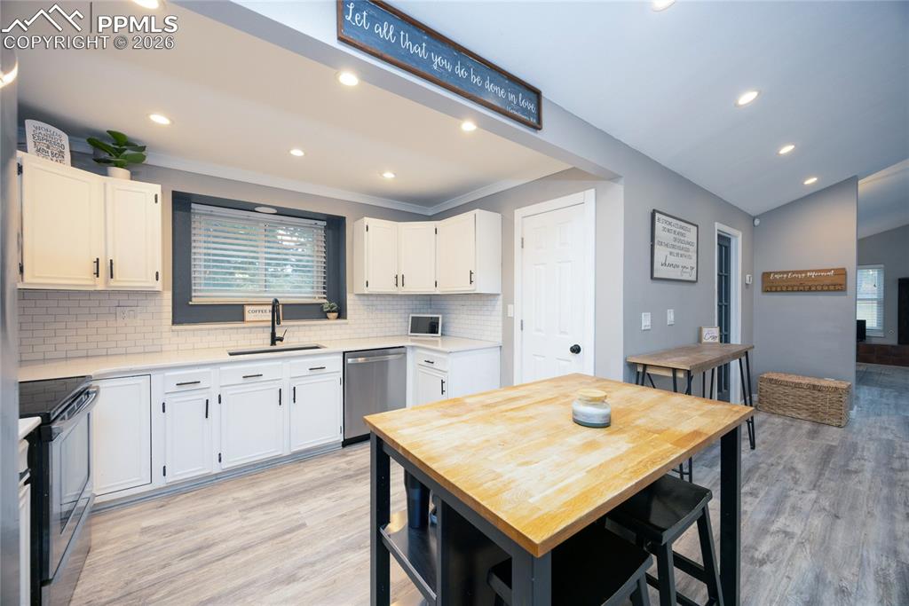 Image 13 of 40: Kitchen