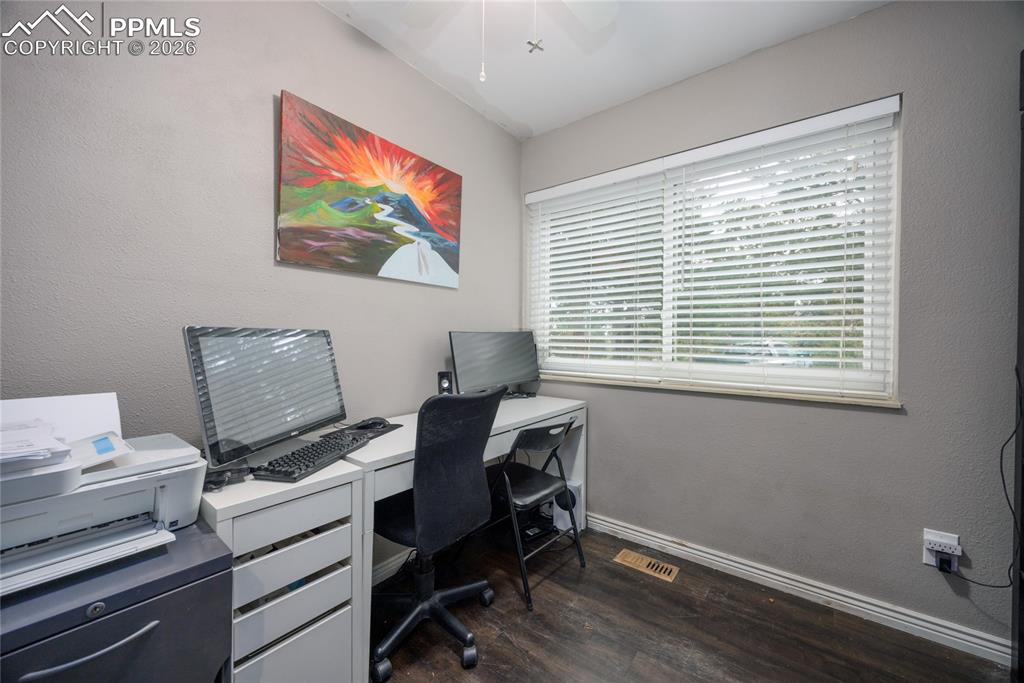 Image 14 of 40: Office