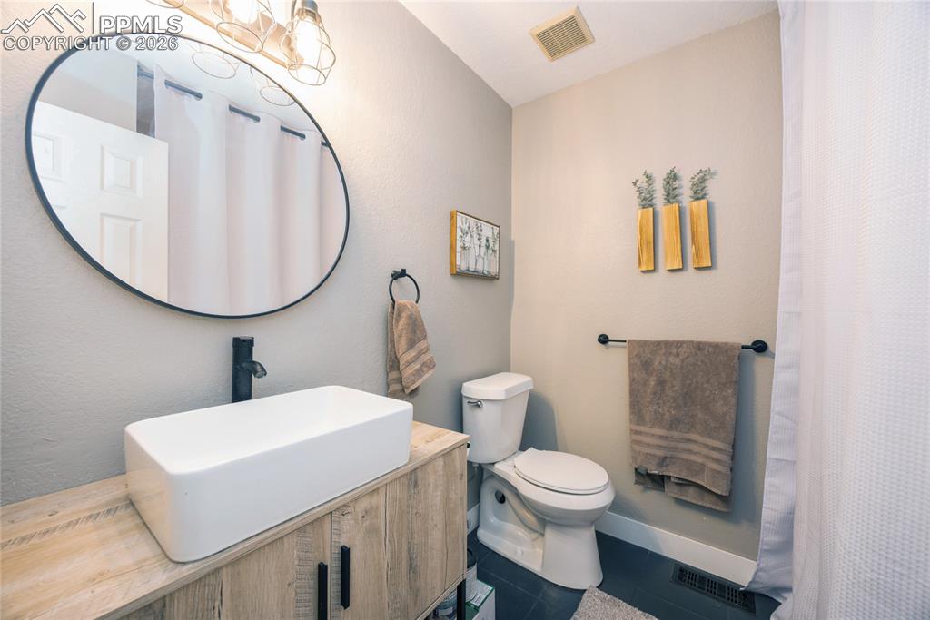 Image 21 of 40: Bathroom