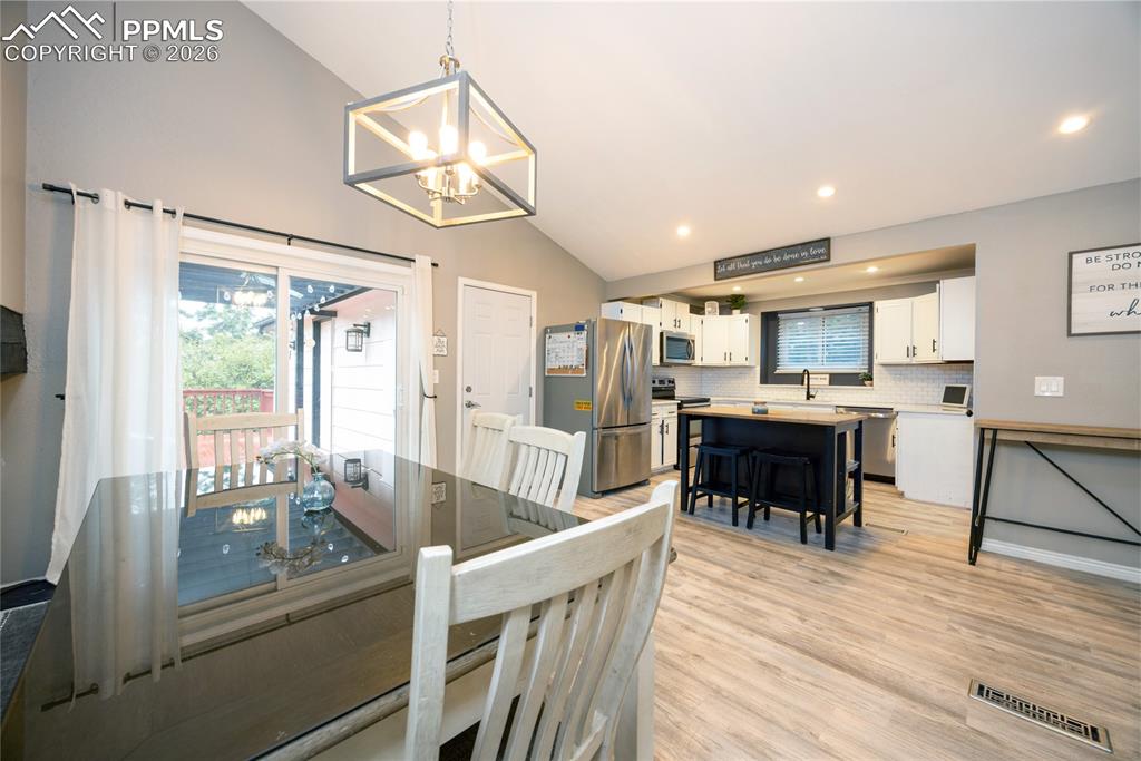 Image 7 of 40: Dining Area
