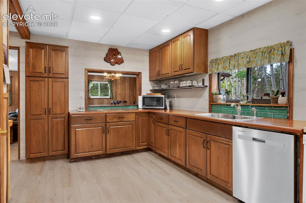 Image 10 of 42: Kitchen