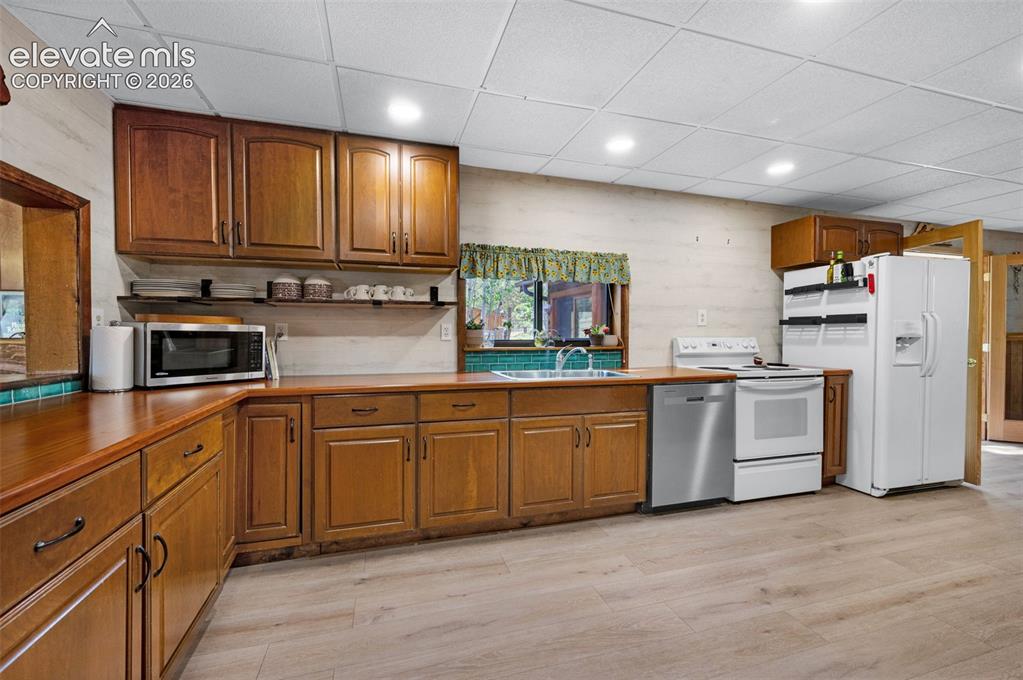 Image 11 of 42: Kitchen