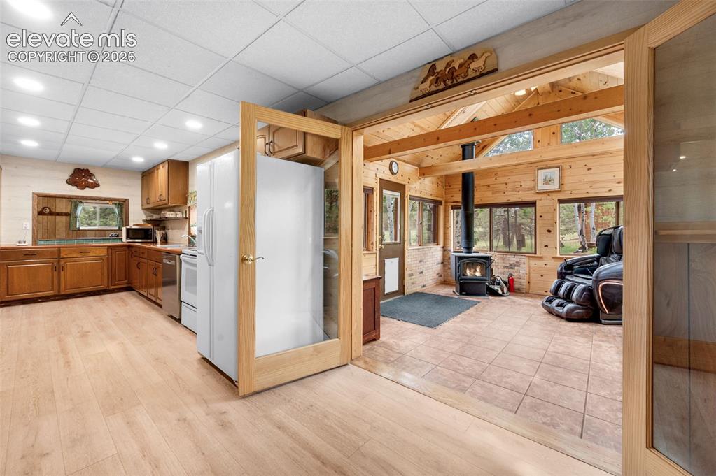 Image 15 of 42: Kitchen