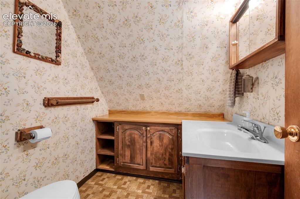 Image 22 of 42: Bathroom