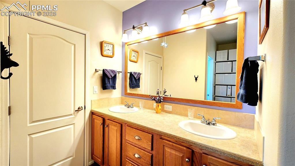 Image 26 of 50: Double vanity