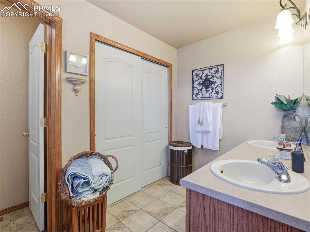 Image 18 of 46: Bathroom