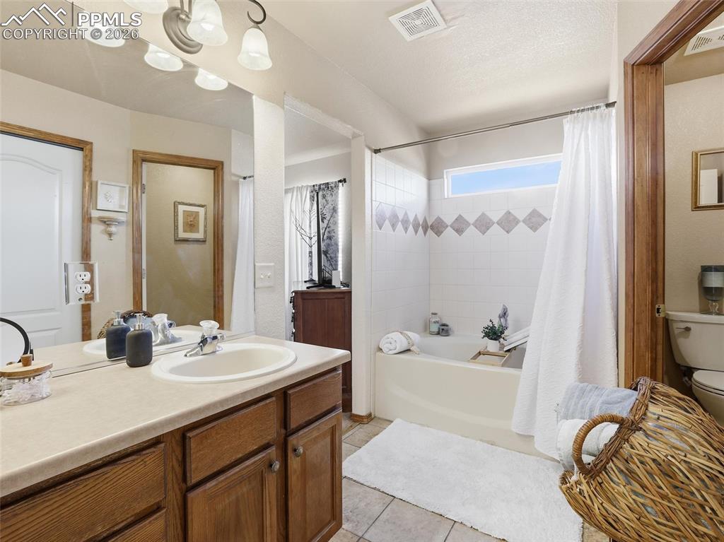 Image 19 of 46: Bathroom