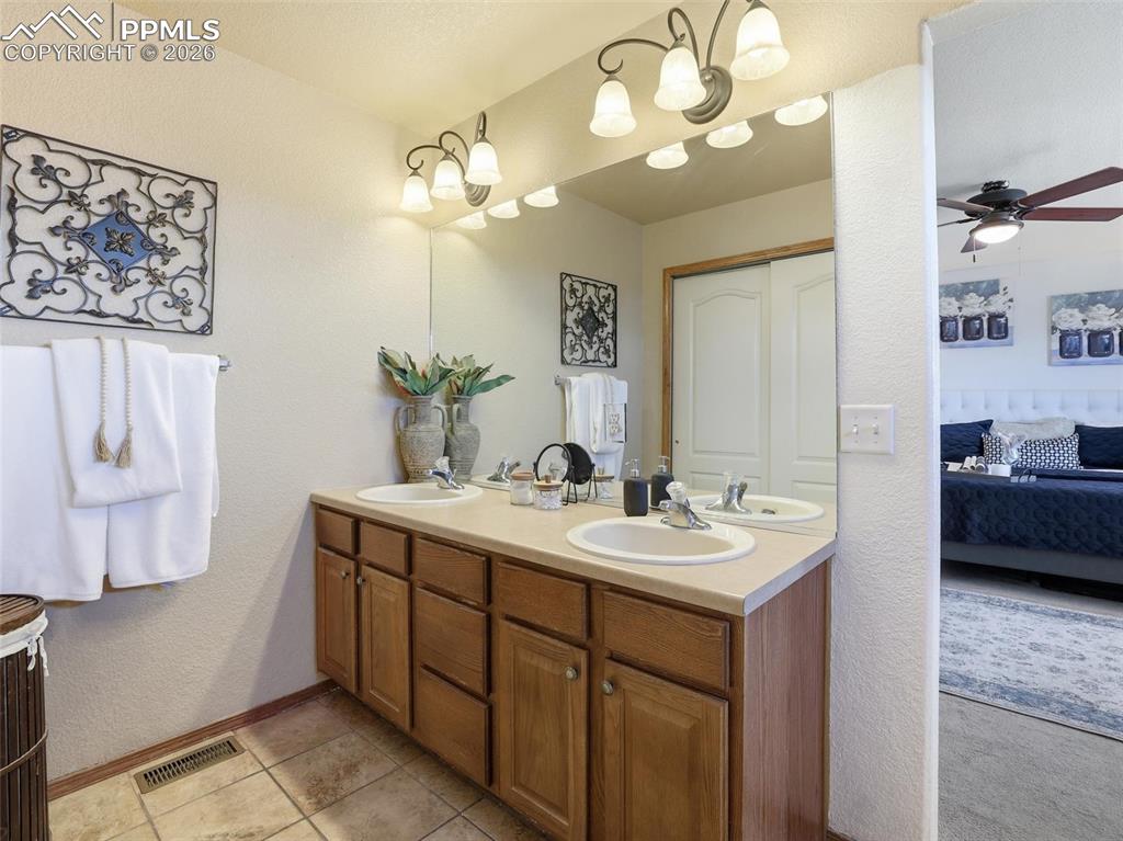 Image 20 of 46: Bathroom