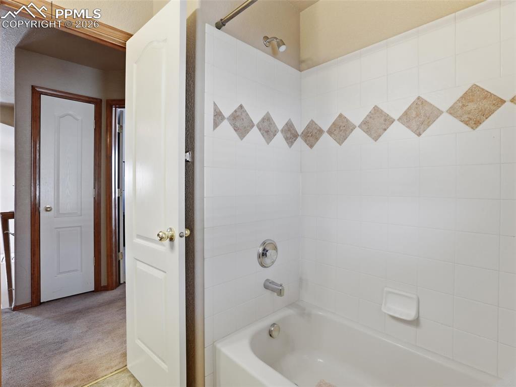 Image 21 of 46: Bathroom