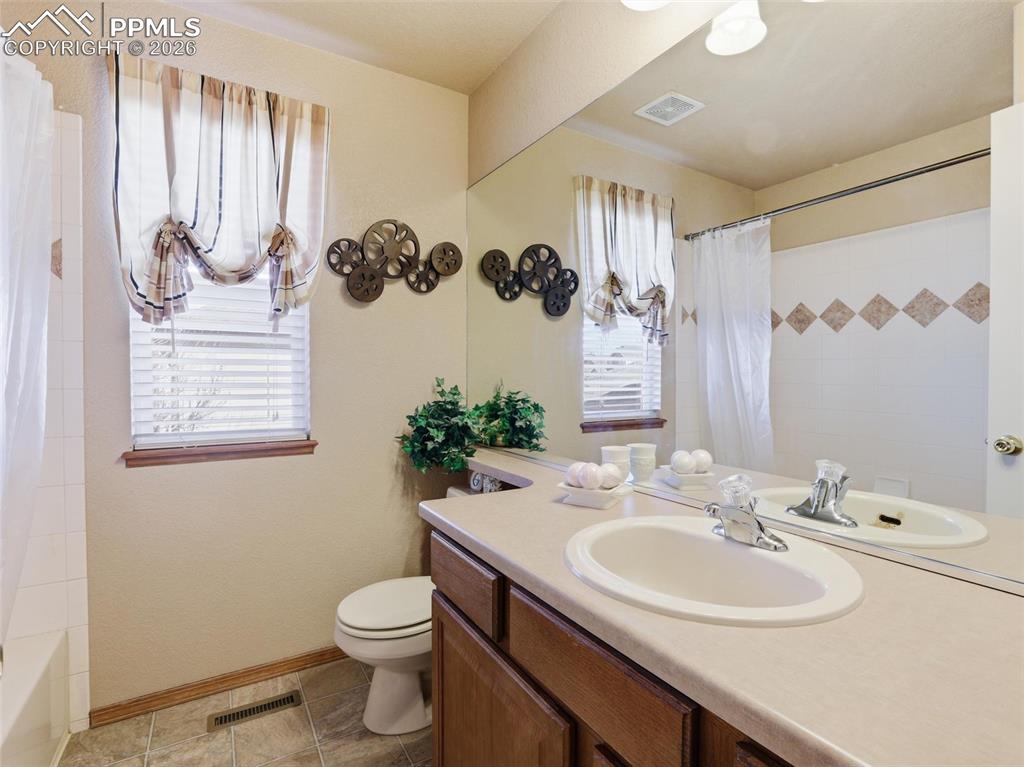 Image 29 of 46: Bathroom