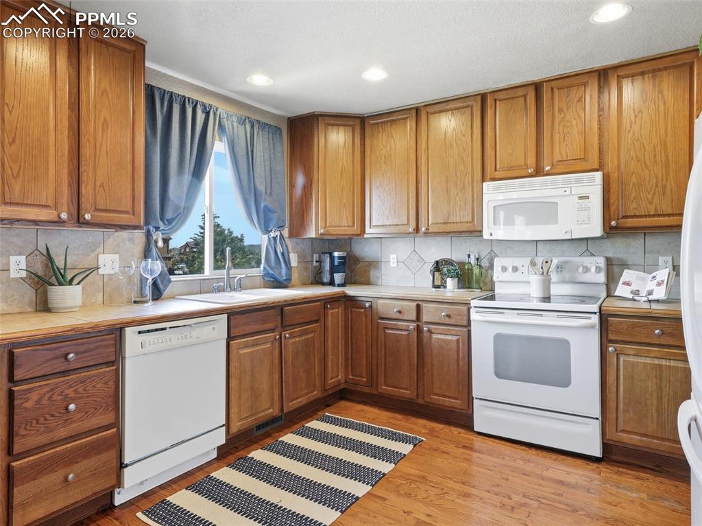 Image 6 of 46: Kitchen