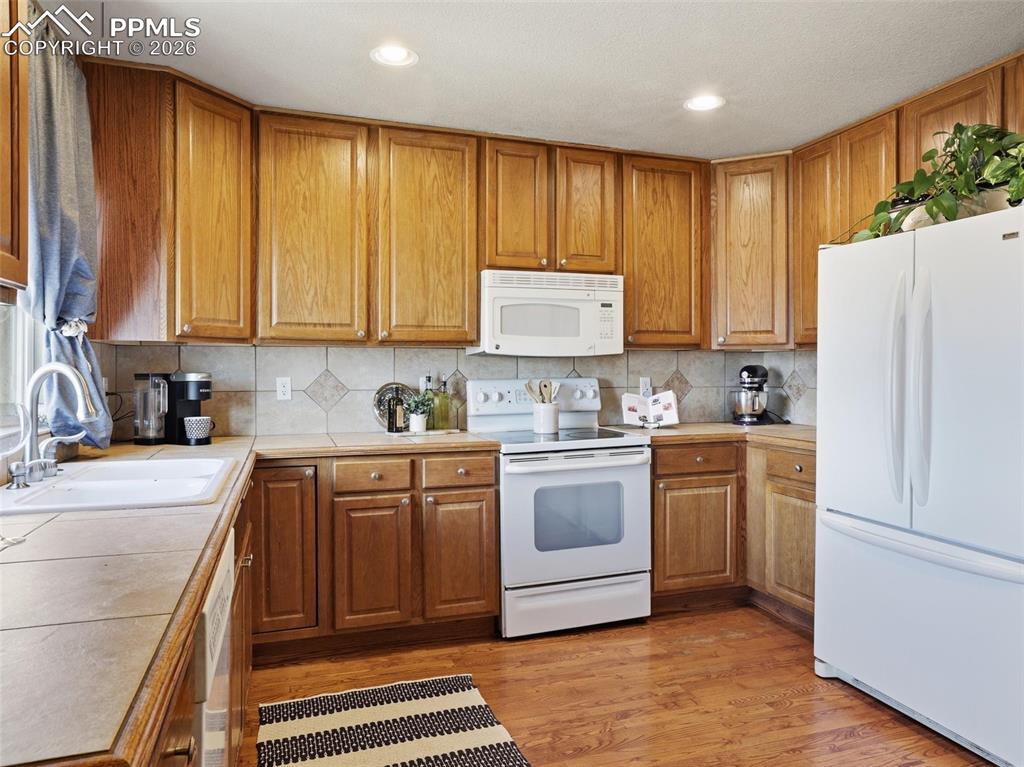 Image 7 of 46: Kitchen