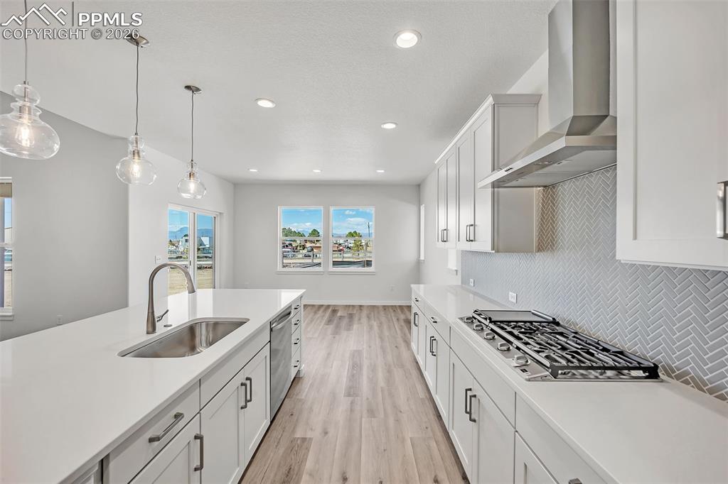 Image 20 of 44: Kitchen