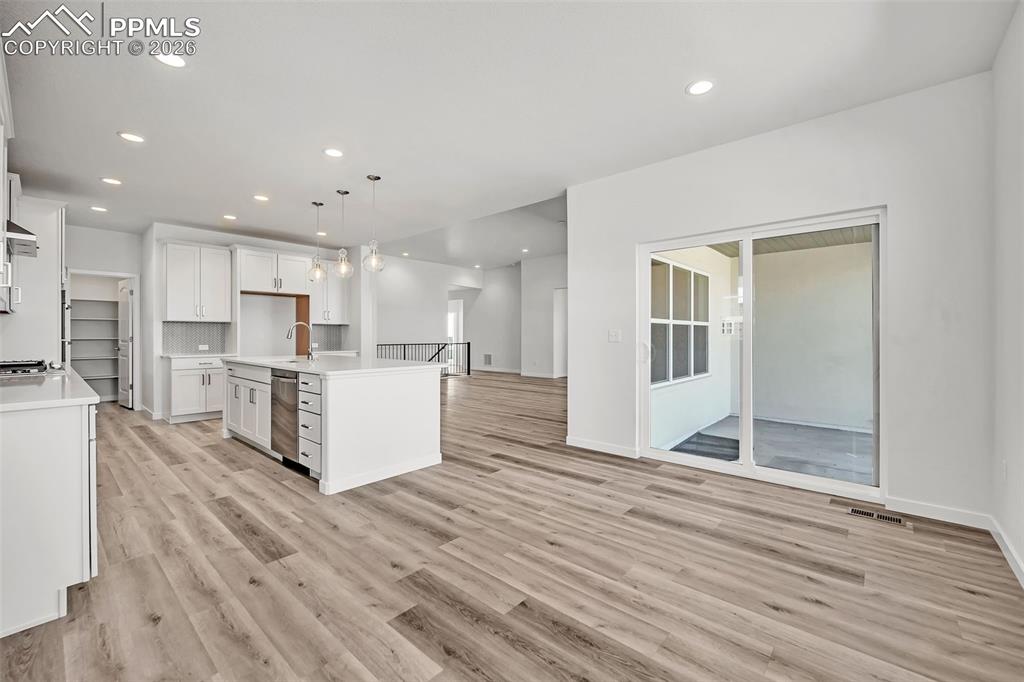 Image 23 of 44: Kitchen