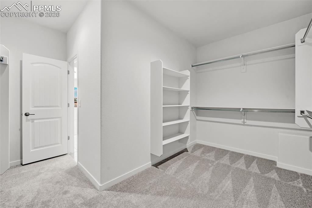 Image 37 of 44: Closet