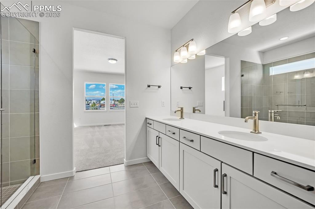 Image 6 of 44: Bathroom