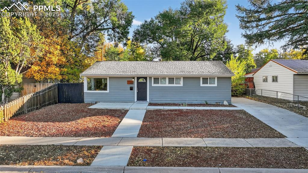 Image 4 of 20: View of ranch-style home