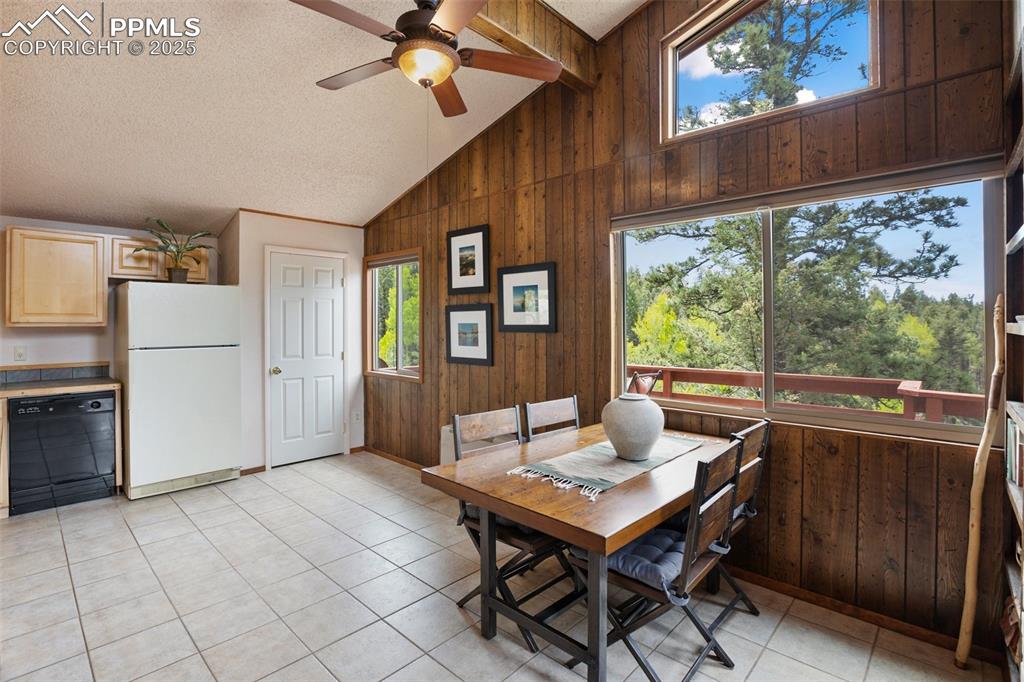 Image 10 of 23: Dining Area