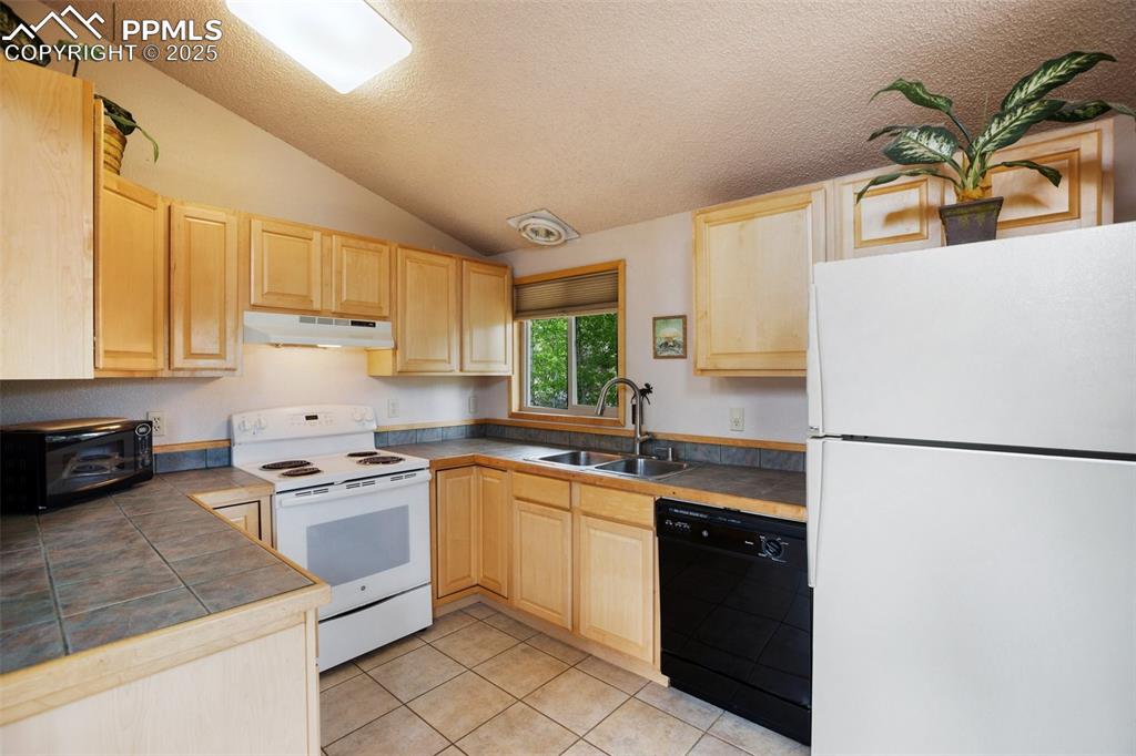 Image 11 of 23: Kitchen