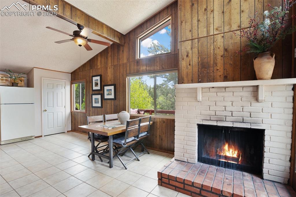 Image 7 of 23: Dining Area