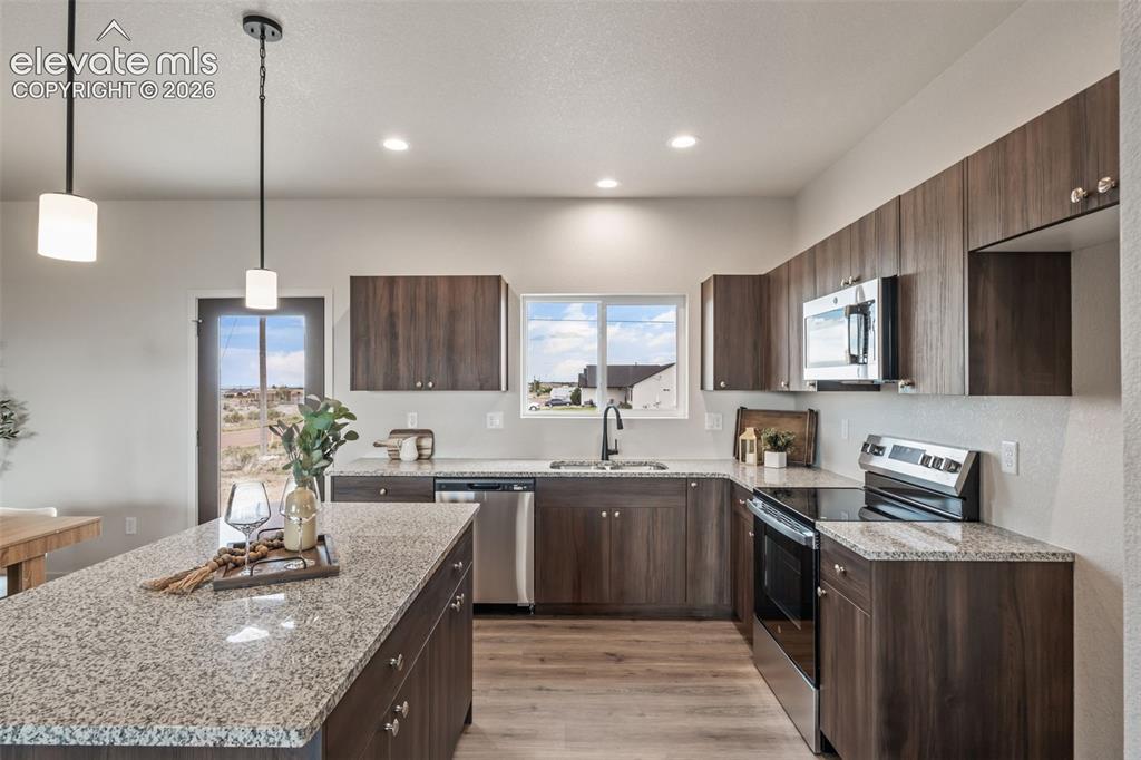 Image 15 of 40: Kitchen