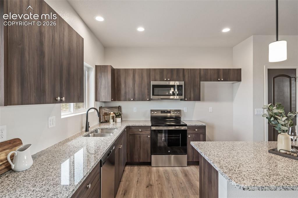 Image 16 of 40: Kitchen