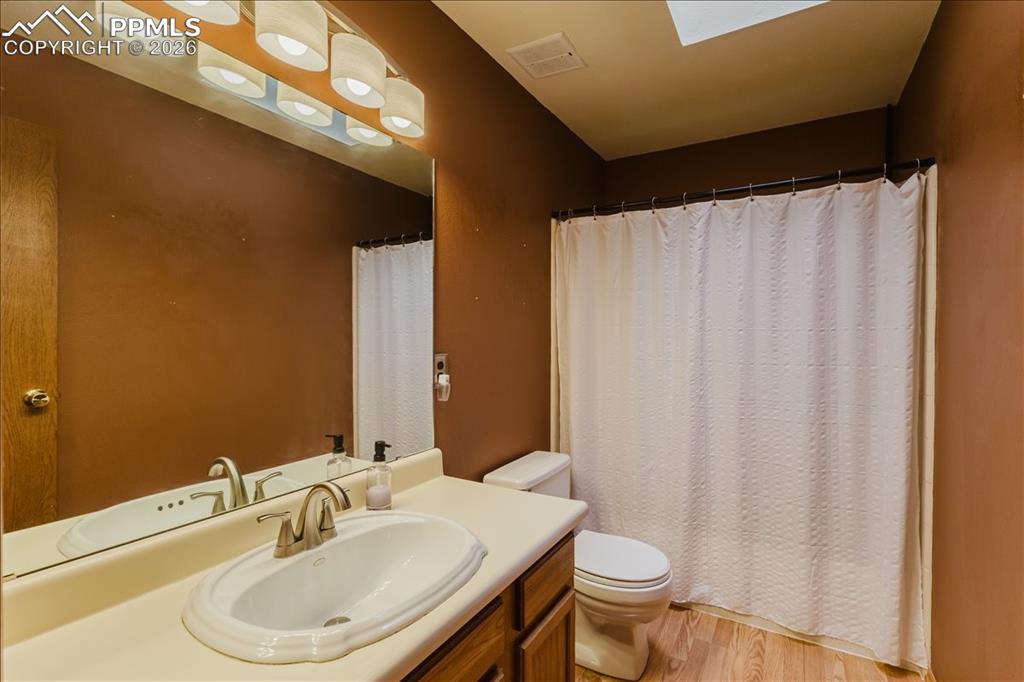 Image 12 of 44: Bathroom