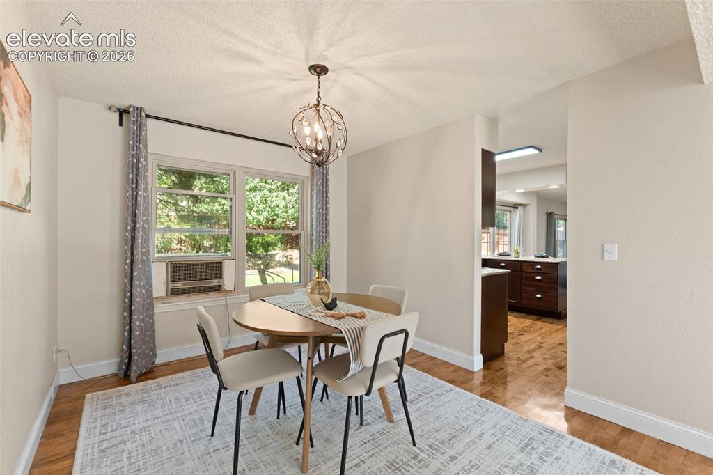 Image 11 of 50: Dining Area