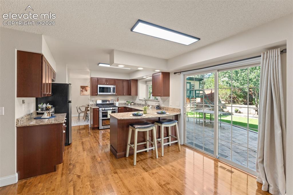 Image 14 of 50: Kitchen